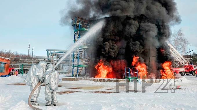 Меньше часа понадобилось нижнекамским огнеборцам, чтобы потушить вспыхнувшую нефть