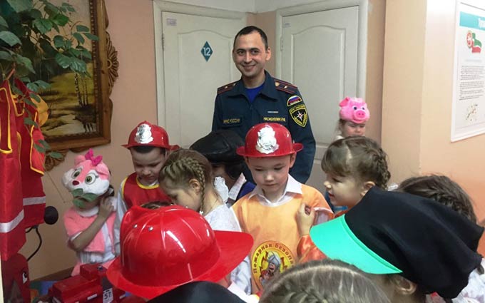 Нижнекамский пожарный вернулся в свой детсад, чтобы предупредить детей
