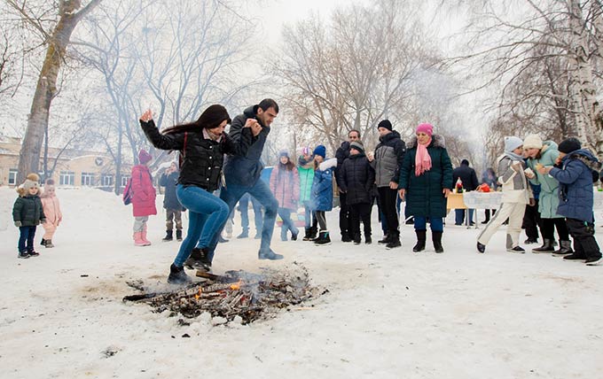 В Нижнекамске участники армянского праздника «Терендез» прыгали через костер