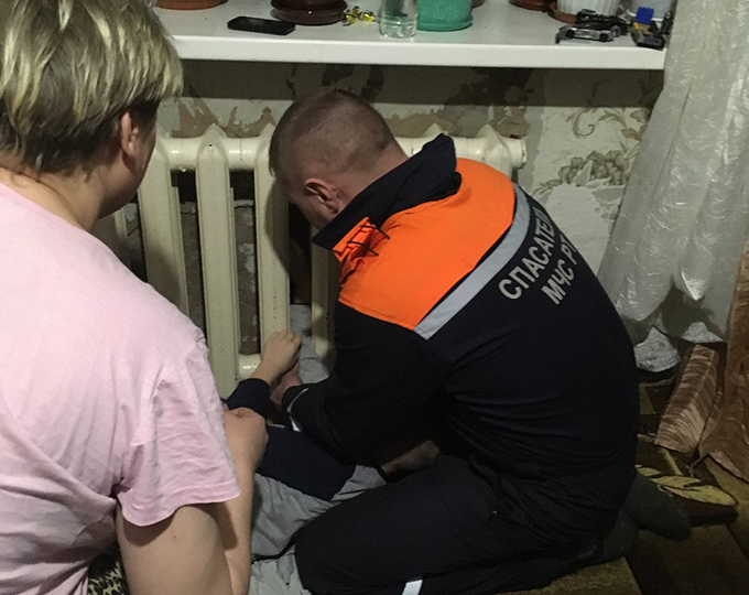 Рука мальчика застряла в горячей батарее, на помощь пришли татарстанские спасатели