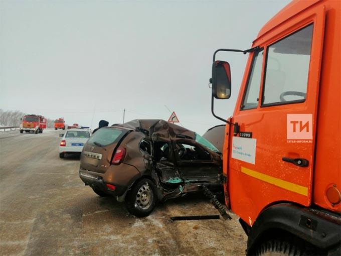 Две смертельные аварии с участием «КамАЗов» произошли в Татарстане