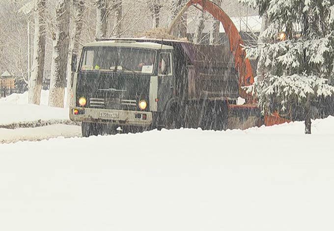 Нижнекамские коммунальщики бросили все силы на уборку снега и наледи