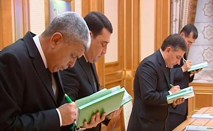 Туркменских учителей обязали пользоваться одинаковыми ручками