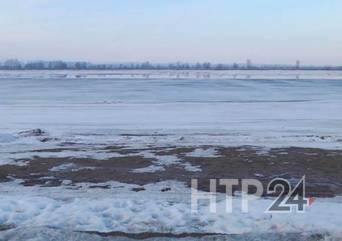 Спасатели сняли с тонкого льда мужчину, который одиноко гулял по Волге