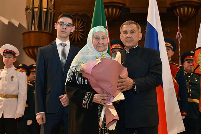 Дочь татарстанского красноармейца получила награду отца из рук президента