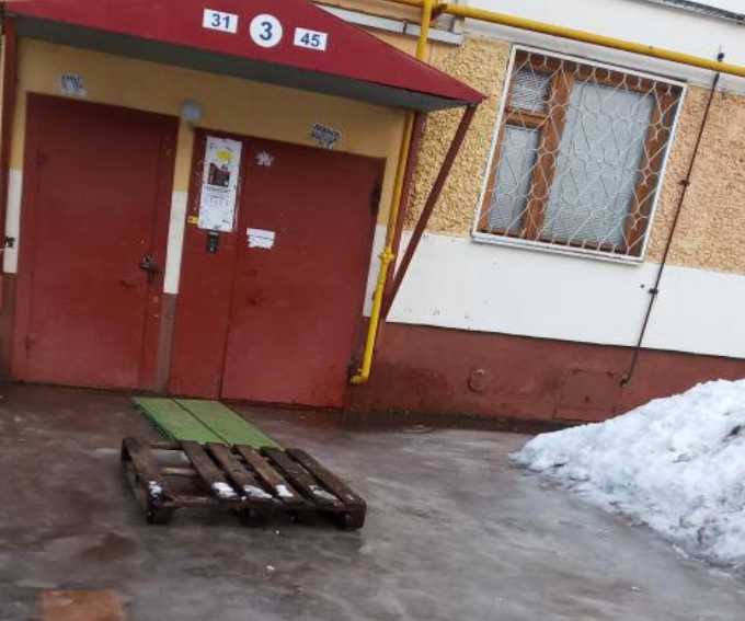 Жительница Нижнекамска жалуется на скопление воды возле подъезда