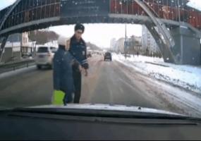 Благородный поступок татарстанского полицейского попал на видео - НТР 24