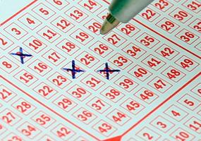 Мужчина через 15 лет упорства сорвал джекпот в лотерее - НТР 24