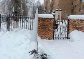 В Нижнекамске упал столб уличного освещения