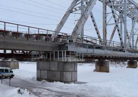 Двое друзей сбросили молодую женщину с железнодорожного моста - НТР 24