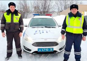 Сотрудники ГИБДД помогли татарстанцам с двумя детьми, у которых в дороге сломался автомобиль - НТР 24