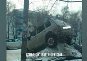 В Татарстане водителя «Нивы» прозвали «царем горы» за парковку на горе снега - НТР 24