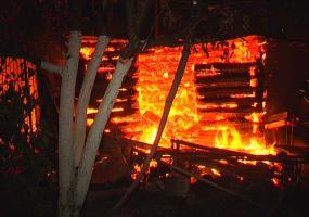 Ревнивый татарстанец поджег гладильную доску, а в итоге сгорел дом - НТР 24