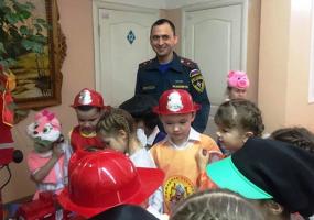 Нижнекамский пожарный вернулся в свой детсад, чтобы предупредить детей