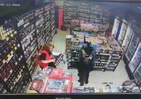 В Нижнекамске двое мужчин ограбили алкомаркет, попав на камеру видеонаблюдения