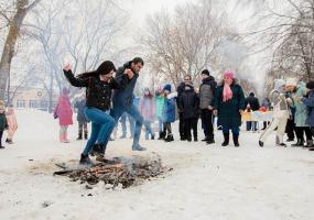 В Нижнекамске участники армянского праздника «Терендез» прыгали через костер