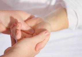 Привычка хрустеть пальцами оказалась вредной - НТР 24