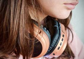 Жителям России хотят запретить слушать музыку без наушников в трамваях и автобусах - НТР 24