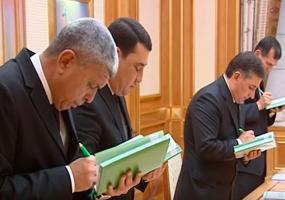 Туркменских учителей обязали пользоваться одинаковыми ручками