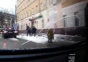 Падение глыбы снега на женщину и ребенка в центре Перми попало на видео