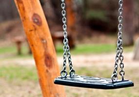 Спасатели помогли 13-летней девочке, которая застряла в детских качелях - НТР 24