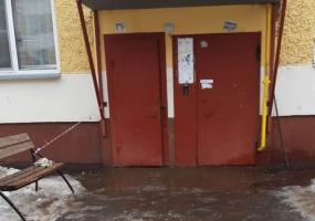 Талый снег возле подъезда убрали после жалобы нижнекамки - НТР 24