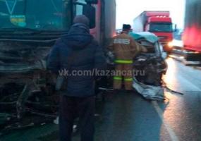 В Татарстане такси влетело в фуру, водитель и пассажирка погибли - НТР 24