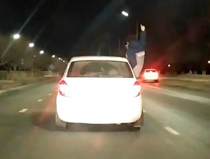 Водителя «Шкоды» оштрафовали за пассажира, по пояс высунувшегося из окна авто