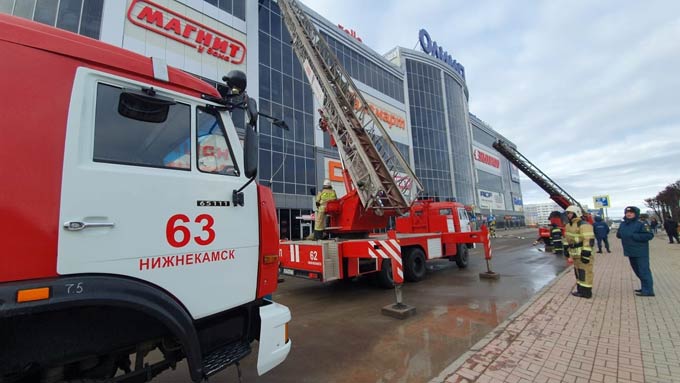 В Нижнекамске к торговому центру «Олимп» съехались пожарные машины
