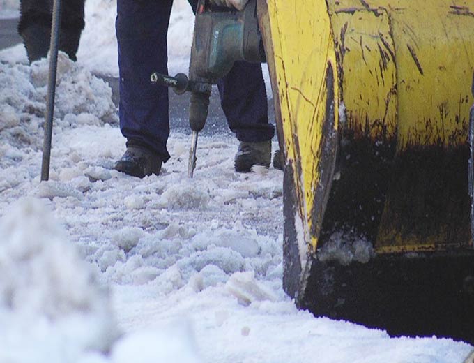 В Нижнекамске коммунальщики убирают лед отбойным молотком