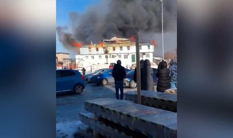 Видео горящего в Казани склада опубликовали в сети очевидцы