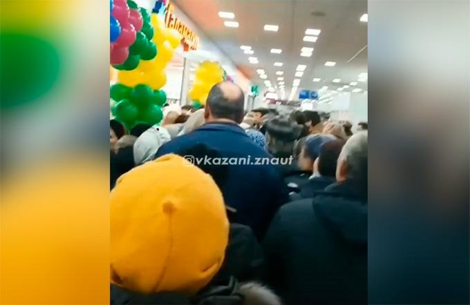 Давку казанцев на открытии магазина сняли на видео
