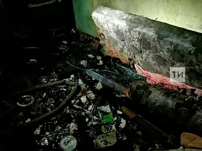 Татарстанские пожарные спасли пенсионерку, в квартире которой загорелся диван