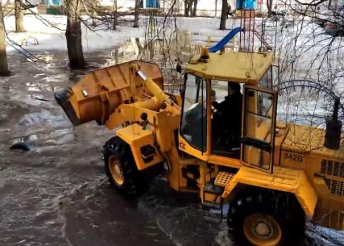 Пользователей соцсетей позабавило видео, на котором бульдозер разгоняет лужу в Нижнекамске
