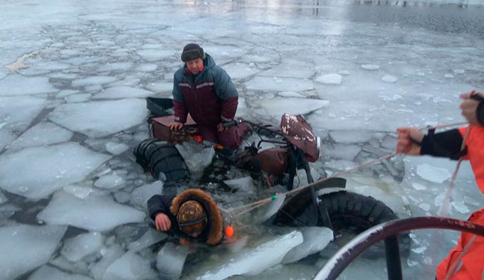 Двое рыбаков на самодельном мотоцикле провалились под лёд в Татарстане