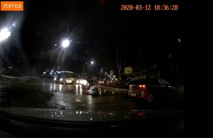 В Нижнекамске почти 10 машин друг за другом пробили колеса в дорожных ямах