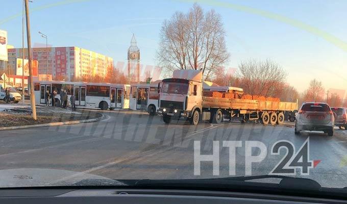 В Нижнекамске автобус с рабочими врезался в грузовик с кирпичами