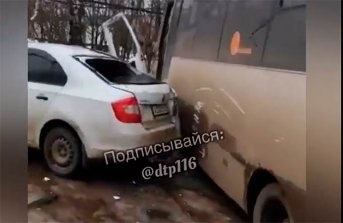 На видео попало, как в Татарстане водитель умер за рулём автобуса и протаранил несколько машин