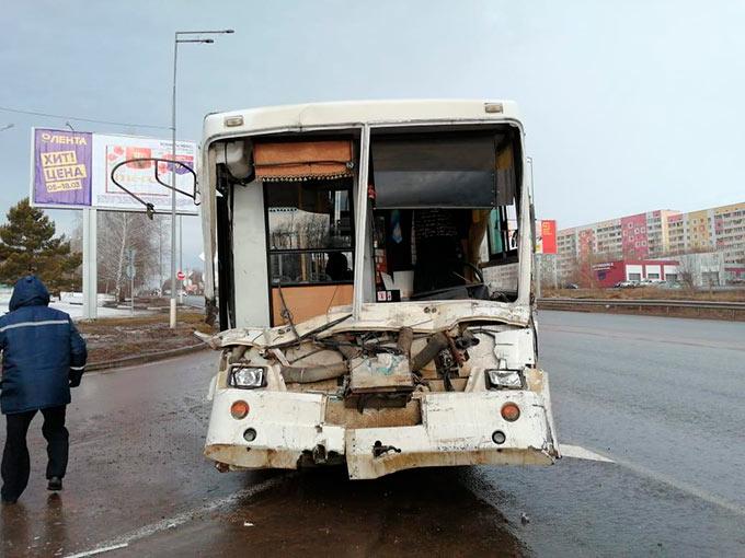 В ГИБДД Нижнекамска рассказали о причинах ДТП с автобусом и грузовиком с кирпичами