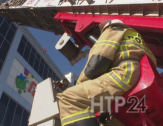 Нижнекамские пожарные показали, как спасать людей при пожаре в торговом центре