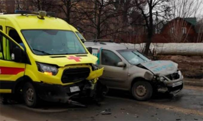 В Татарстане при столкновении «скорой» и легковушки пострадали врач и фельдшер