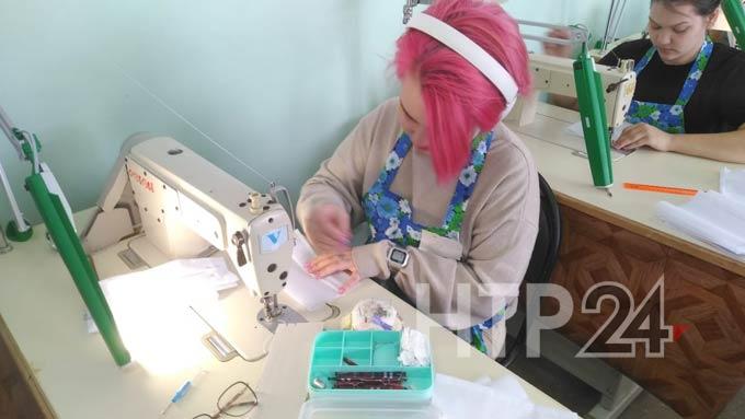 В Нижнекамске учащиеся колледжа начали шить защитные маски