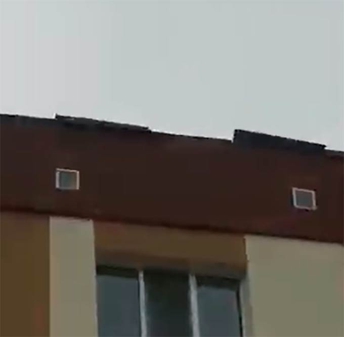 Ветром срывает крышу с пятиэтажки в Нижнекамске
