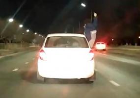 Водителя «Шкоды» оштрафовали за пассажира, по пояс высунувшегося из окна авто - НТР 24