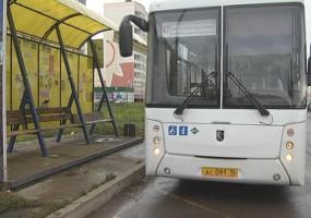 Соцсети: в Нижнекамске водители двух городских автобусов устроили гонки - НТР 24