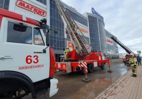 Нижнекамские пожарные отрабатывали спасения людей при пожаре в батутном центре