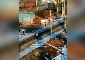 Очевидцы сняли на видео сошедший с рельсов поезд в Татарстане - НТР 24