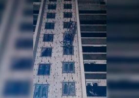 На стройке дома сорвалась люлька с 5 рабочими, двое погибли - НТР 24