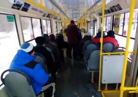 Минтранс: мужчины не обязаны уступать места женщинам - НТР 24