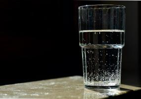 Немецкие медики объяснили, что делает с организмом питьё воды натощак